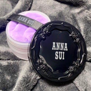 ANNA SUI
ウォーター パウダー
200


もう公式では買えないのですが今更ながら


クッションファンデや新作アイブロウと同じモチーフのパケ


パフを収めるトレーがしっかりしていて、縦向き収