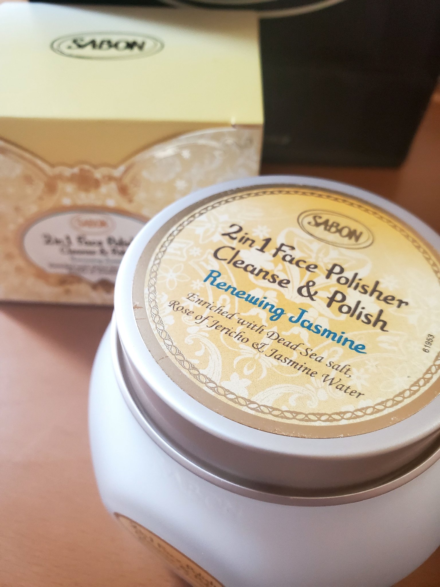 SABON
フェイスポリッシャー リフレッシング
ジャスミン
10周年記念の商品です。

いつもミント愛用。
ジャスミンの香りが好きなので購入。

香りはほんのりです。
良い香りで癒されます。
通常のフェイスポリッシャー リフレッシングより