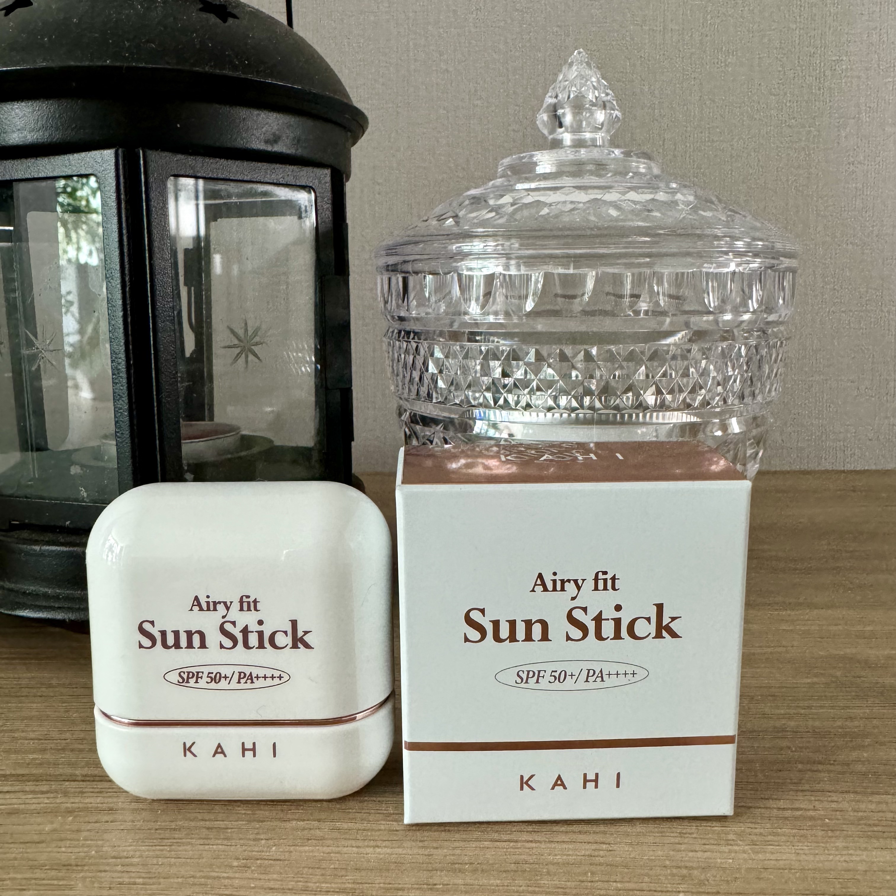 KAHI[カヒ]エアリーフィットサンスティック

AirPodのような形をしていて、すごくコンパクトに持ち運べるので、とても気に入っています😊

シンプルでかわいいので、友達にも自慢してしまいました😆

外出先で、簡単に塗ることができる