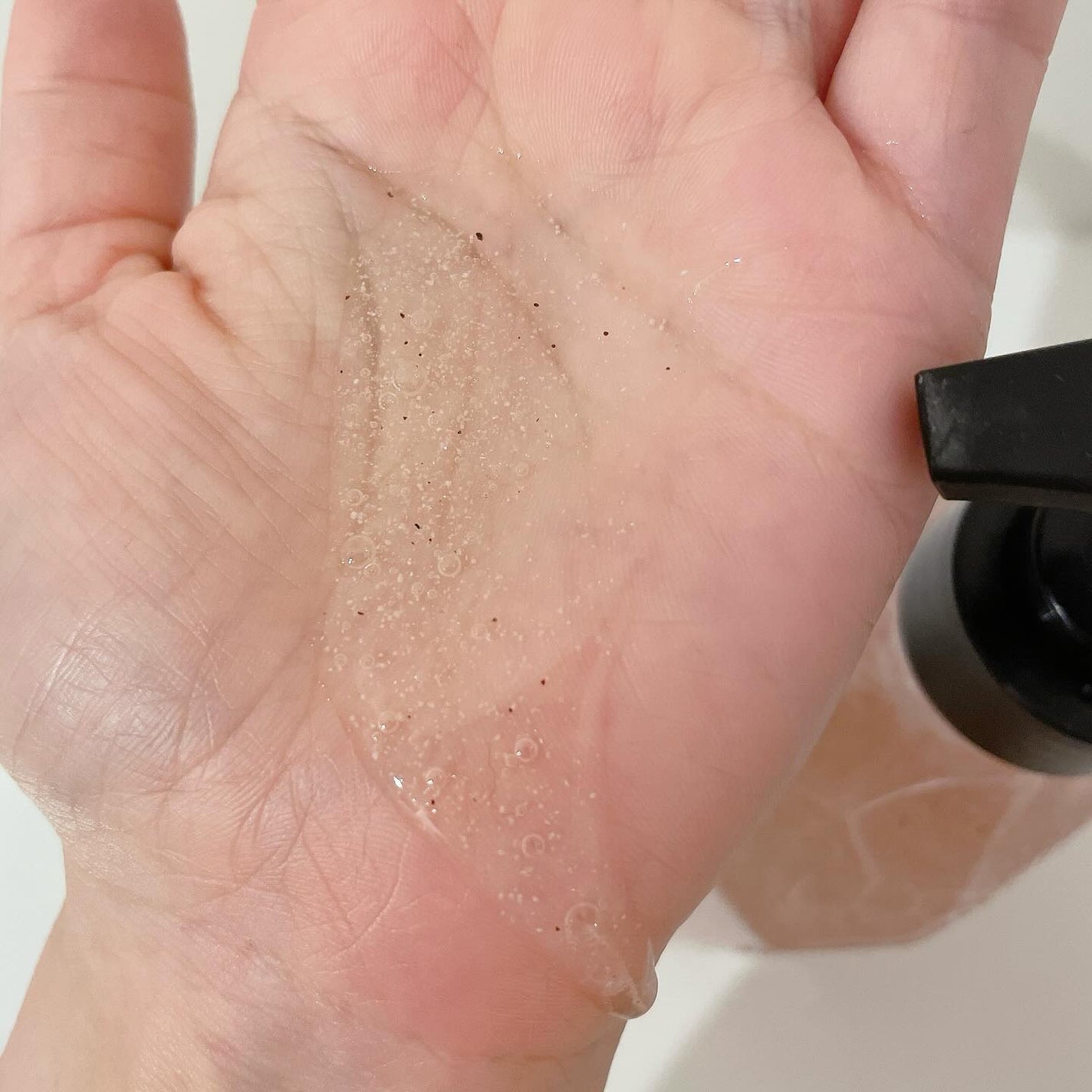 スクラブボディウォッシュ フラワーマーケット ホワイトチューリップ/LUV SCENT/ボディスクラブを使ったクチコミ(3枚目)