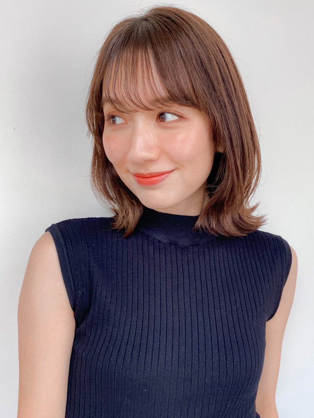 ネイビーの服を着た女性