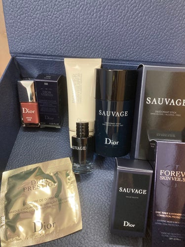 Diorさまで色々購入❤️
多幸感❤️❤️
ソヴァージュ パフューム ボディ スティック
ディオールスキン フォーエヴァー スキン ヴェール
ディオール ヴェルニ
他サンプルたくさん💕
下地は伸びがいま