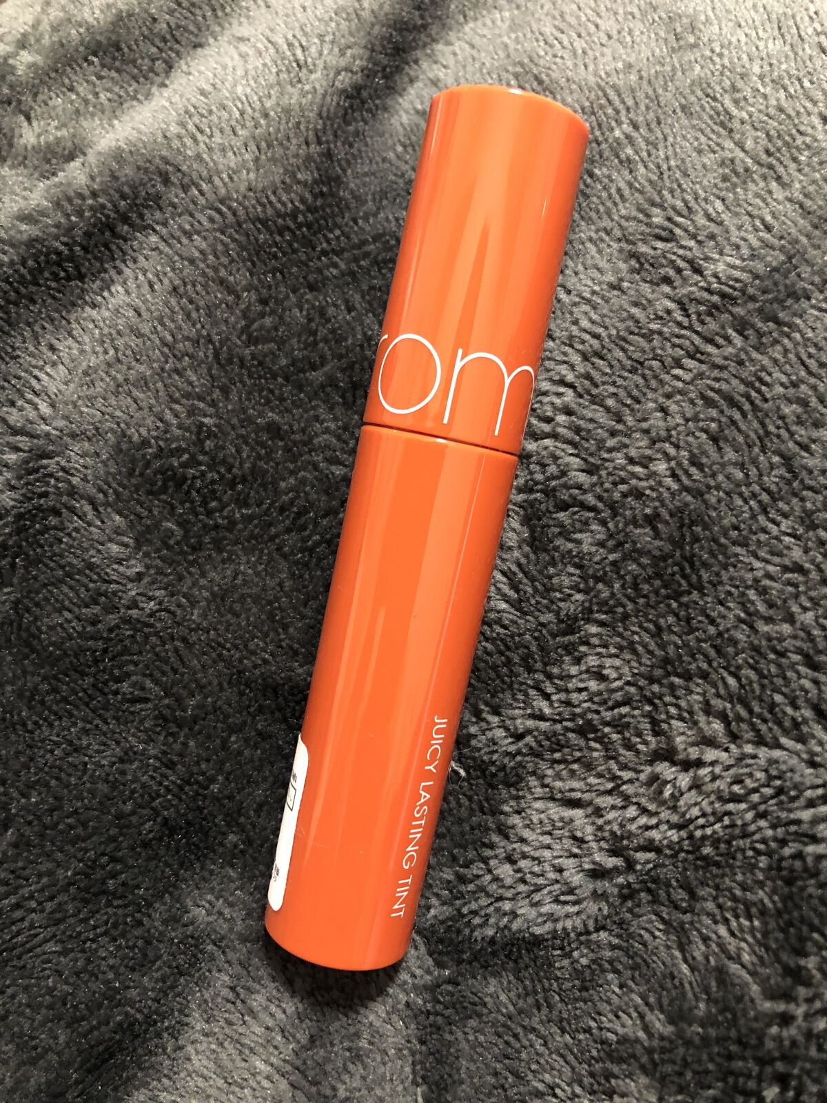 最近流行っているので購入してみました！
取れにくく結構いいです！
色も細かく選べてよかったです。
塗りやすくてティントは他のも使った事あるのですが、濃いめに着くのと他に着くと取れないので難しいなあとは思ってたんですが、
これは薄づきな感じで