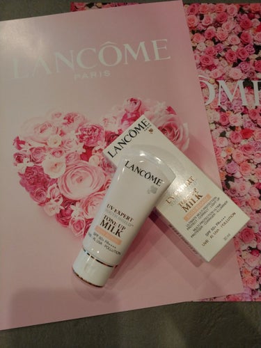 リップスさん経由でLANCOME　UVエクスペール　トーンアップローズを頂きました。ありがとうございます。

名前はピンクですが、ピンクベージュという感じの色味で、ナチュラルなトーンアップです。
肉眼だ