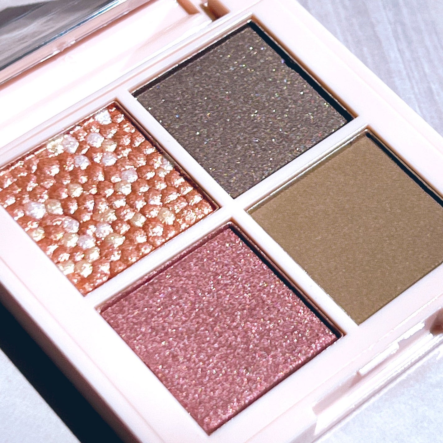 レブロン ダズル アイシャドウ クアッド/REVLON/アイシャドウパレットを使ったクチコミ(2枚目)