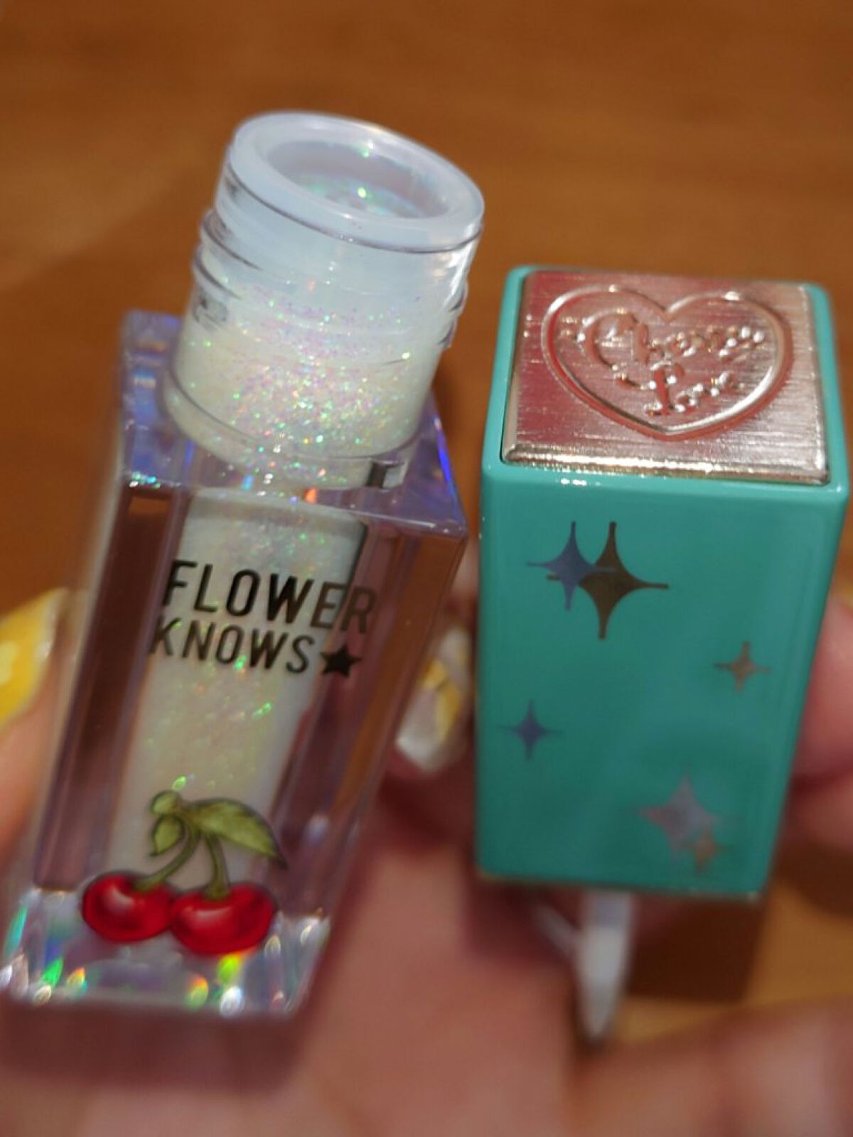 Cherry Love グリッター リキッドアイシャドウ P01 Alluring Cat Eyes/FlowerKnows/グリッターを使ったクチコミ（3枚目）