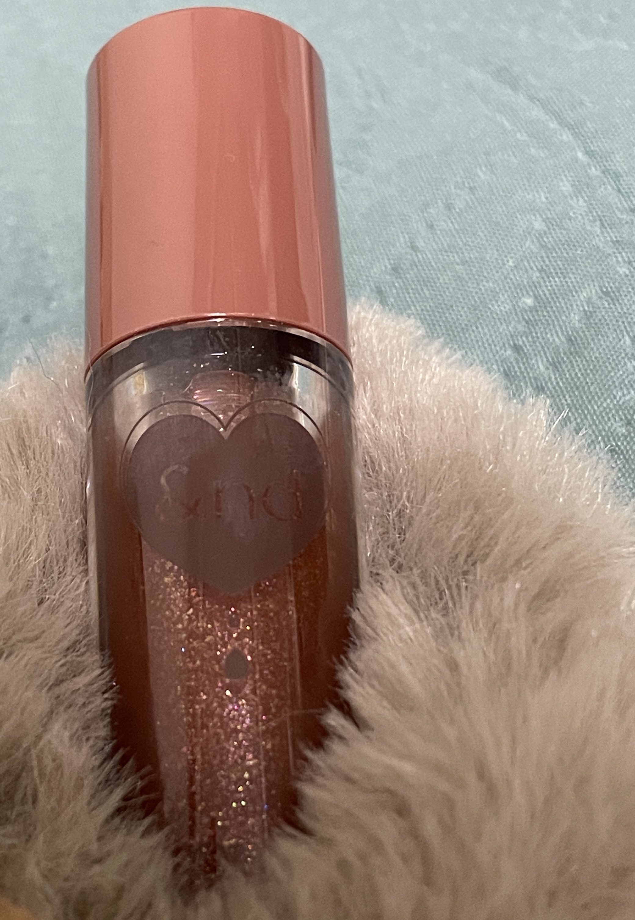 アンドバイロムアンド

ココア

バレンタイン限定🍫

ほんのりココアカラーに多色ラメ入り✨

チョコの香りもほんのり香る！

シリコンチップで衛生面◎

しっとり保湿効果も。
プランパー効果でスースーします🫧

手持ちリップに重ねると