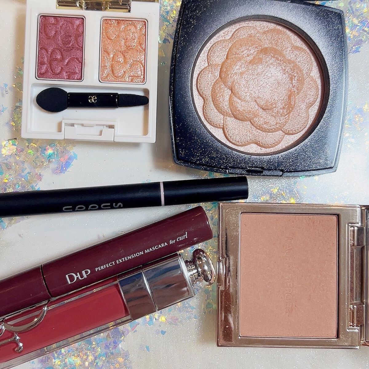 Joe on LIPS 「パパッと済ませたい時に便利な2色アイシャドウ、Elegance..」(1枚目)