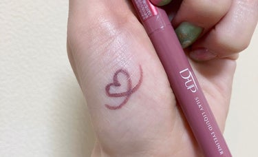 大好きなD-upのアイライナー💕

筆がすごく優秀だなと思っていて

しなやかで適度なコシのある筆で
目尻の細いラインやまつ毛の隙間もとても描きやすいです✨


液も滲んだり掠れたりせず、汗や涙等の水分に強いのに
洗顔で落とせるのでお肌に負担が少ないのも嬉しい💕
色素沈着を防ぐために、肌に色素が残らない顔料を使用しているそうですよ🌸


使い方によっては目元が腫れぼったく見えてしまいがちなピンク系のアイテムですが💦
ほんのりくすんだニュアンスカラーにすることにより、自然だけど目元をナチュラルに強調してくれる絶妙なカラーに✨

肌に出してみると少しミルキーな柔らかい色味で
まるでお砂糖菓子のような、春のメイクにぴったりの可愛さ😍


可愛めですが彩度の高い派手なピンクでないので、普段あまりピンク系のアイテムを使わない方でも使いやすいと思います💕

手持ちのピンク系アイライナーと比べてみると

こうしてみると、やっぱり今回購入したシフォンピンクが1番ミルキーで柔らかい色味
青みが1番強いのもこの色ですね😌

とは言え、ものすごーーく青みピンク！というわけでもないので
パーソナルカラー問わず使いやすいと思います💕

アイライナーを使うとどうにも目元が派手になりすぎる…という方やくすみピンク好きさん、抜け感のある柔らかいカラーのアイライナーを探している方にという方にも良さそうだと思いました😍の画像 その2