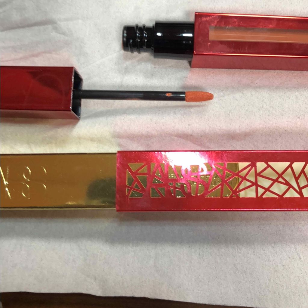 NARS パワーマットリップピグメント2800番。
限定色らしいです。

色落ちしない、飲みかけのコーヒーカップに残らない、そしてスーパーマットです。まるでペンキ(ｰ ｰ;)

マットでもやはりもう少しツヤ感が欲しいのと、密着すぎて唇のシワ