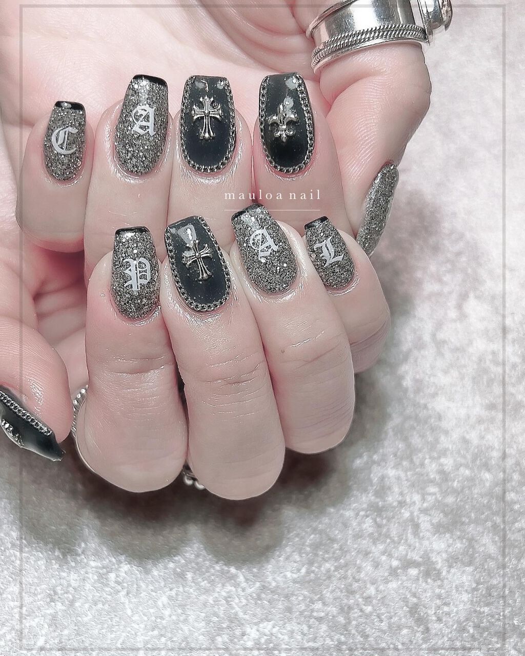 #オールドイングリッシュネイル,#グレーネイル,#アートネイル,#海ネイル,#ミラーアートネイル,#ブラックシルバーネイル,#太陽ネイル,#うねうねネイル,#サマーネイル,#ジュエリーネイル,#ミラーネイル,#手書きアートネイル,#チェーンネイル,#囲みチェーンネイル,#カーキネイル,#秋ネイル,#天王寺ネイル,#ネイルのネイルデザイン