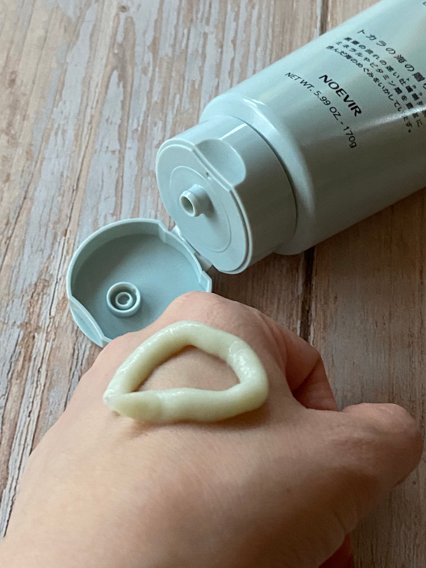 さく on LIPS 「【ノエビアトカラの海のヘアパック<チューブタイプ>】テクスチャ..」(3枚目)