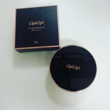 CipiCipi(シピシピ)　フィットスキンクッション♡

SPF50+・PA+++
全3色
強力密着クッションファンデーション。セミマットな仕上がり。少量で赤み・くすみ・ニキビ跡などの肌悩みをカバー。シルキーパウダー＊配合で、みずみずしく軽やかにお肌に密着します。
＊シリカ

…………………………………………*･°＊

美容系YouTuberふくれながプロデュースするコスメブランド「CipiCipi＜シピシピ＞」は、初のベースメイクアイテム💕

ブラックとゴールドのオシャレなパッケージ✨
パフが程よい柔らかさでとっても使いやすい👍

クッションファンデーションは明るめのカラーが多いので迷わず、03をチョイス。

白浮きなく、肌に馴染むカラーで大正解👌

カバー力もあり、肌がキレイに見える🥰

UVカット力がしっかりあるのが嬉しい✨
これからの季節大活躍🤗💕💕💕

＃CipiCipi　＃ベースメイク　＃フィットスキンクッション　＃ふくれな　＃シピシピ　＃クッションファンデの画像 その0