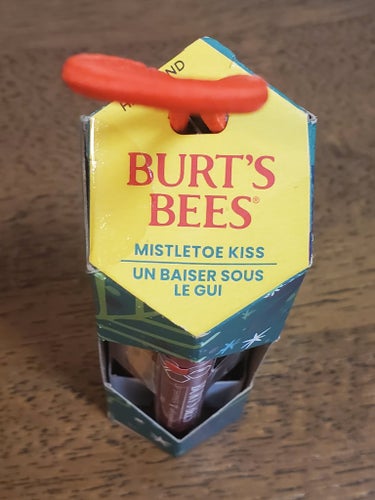MISTLETOE KISS/BURT'S BEES/リップケア・リップクリームを使ったクチコミ（3枚目）