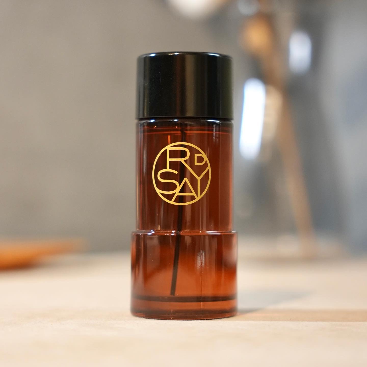 焚き火を思わせるウッディ系の香り。

さらにヘリオトロープやアンバーなどまろやかで甘い香りが包みこむように香ります。

ルームフレグランスだけどしっかり香ってくれるので2〜3プッシュで十分。

ドルセー 23:15

#ドルセー
#香水