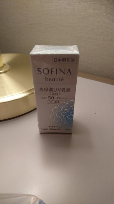もう連投ついでにこれも紹介しちゃえってことで、ソフィーナ ボーテ高保湿UV
乳液

SPF50+PA++++です。30代、40代のお肌に。

さっぱりとしっとりがあります。
わたしはこのうえにクリームフ