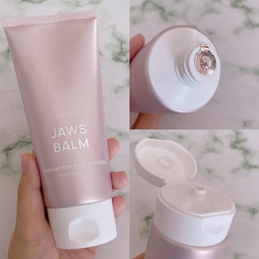 \パフュームの香り💖/

ジュライミー
パフュームノンウォッシュヘアパック 200ml
（ジョーズバーム）

jul7me 様(@jul7me_japan )のプレゼントキャンペーンに当選し、パフュームノンウォッシュヘアパックをいただきました💝

パフュームノンウォッシュヘアパックと、パフュームヘアエッセンスは、サンセットフリージアを愛用中💛
他の香りも気になっていたのでとっても嬉しい🥰

パフュームノンウォッシュヘアパックは、洗い流さずに塗るだけの簡単ヘアケアで、ドライヤーの熱などから守ってくれるよ☺️
長時間良い香りがするの♪

ねっとりとした粘り気のあるテクスチャーだよ。
でも不思議とベタベタしない。

ショートヘアでアーモンド1個分
セミロングでアーモンド2個分
ロングでアーモンド3個分
が目安だよ😉
お風呂上がりのタオルドライ後に使うのが私には合ってる✨

Top トロピカル＆レモン
Middle フリージア
Base ムスク

夏にピッタリのトロピカルな香り🏝️💕
フルーツの香りが美味しい🥰

200mlのボリュームも凄くて全然無くならない😳

他にも沢山の香りがあるので是非チェックしてみてね❣️
@jul7me_japan 

#jul7me #ジュライミー #julyme #パフュームノンウォッシュヘアパック #ヘアパック #ヘアフレグランス #韓国ヘアケア #韓国コスメレビュー #美髪ケア #香り好き #プレゼントキャンペーン #プレゼント #美容好きな人と繋がりたい  #Qoo10メガ割 の画像 その1