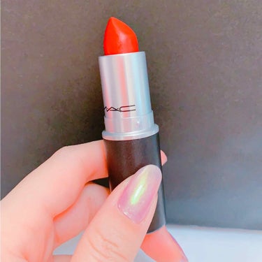 MACのルビーウートーキョー💄

赤リップ好きで大体赤リップ買っちゃうんですが、このリップは青みがある赤なおかげか、とても肌に馴染みました🙆✨
肌がより白く見えたので即決しました🙌🏻

マットタイプなの