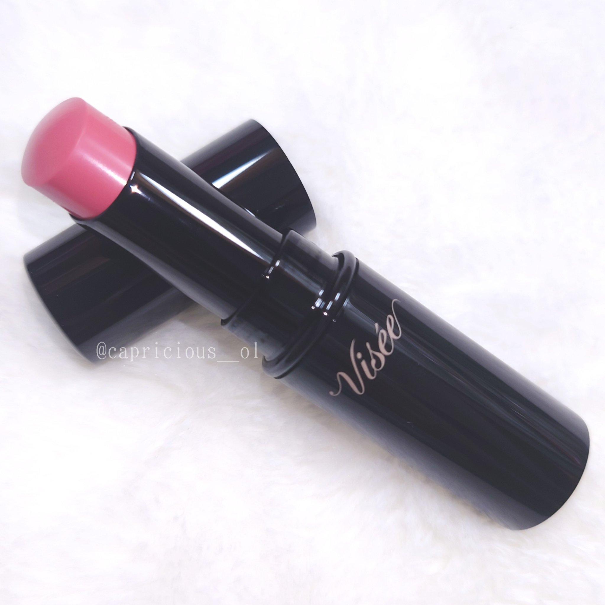 ⋱  粘膜のような色とツヤがピタッと密着して一体化。  ⋰

Visée
ネンマクフェイク ルージュ
PK850 うさぎの恋人

✁┈┈┈┈┈┈┈┈┈

甘い囁きに色づく、うさぎの耳のコーラルピンクカラー︎︎ ❤︎︎  ̖́-‬
店頭に並ん