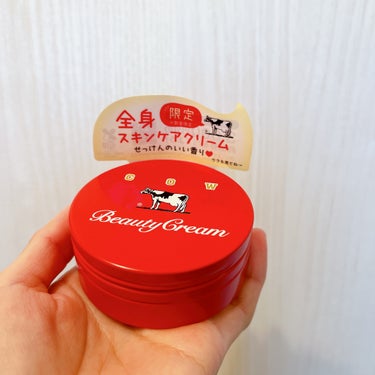 カウブランドから赤箱ビューティクリームが
数量限定であって可愛くて即買いしました☺️

全身に使えるのでもちろん、顔にもOK👌

持ち運びしやすいサイズで便利です☺️

あの、赤箱石鹸の香りがするので
