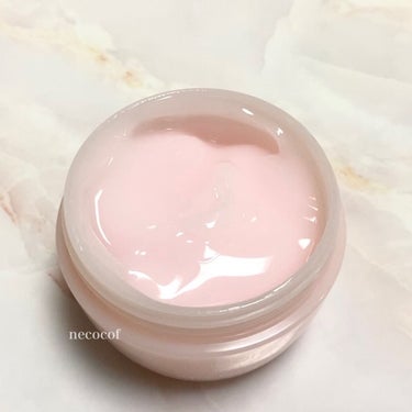 ももぷり 潤いバリアクリーム🍑
¥1,320（投稿時、税込）80g

ほんのりピーチの香りと記載
だけどなんとなく梅っぽい感じがする
普通に良い香りなので気にならない

テクスチャーは少し緩めのジェルクリーム
伸びが良いので少量でもかなり使える
保湿感は乾燥しやすい方だと微妙かも
*桃セラミド含有(*モモ果汁、保湿)

スパチュラなど付属品はなし
日本製

#ももぷり#momopuri#クリーム#スキンケアの画像 その1