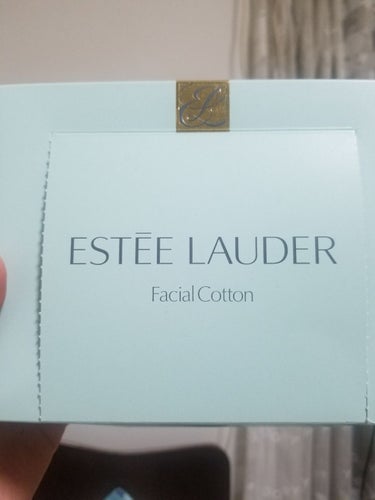 ESTEE LAUDER フェイシャルコットンのクチコミ「デパートで初めて購入しました☆

天然コットン 100％ 化粧専用で100枚入り😁

使い心地.....」（1枚目）