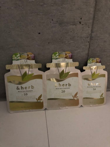 ハーブの香りがいい匂いでツヤツヤになりました♪︎

【使った商品】＆herb モイストエアリーシャンプー1.0モイストエアリートリートメント 2.0モイストエアリー オイルクリーム3.0
【商品の特徴】