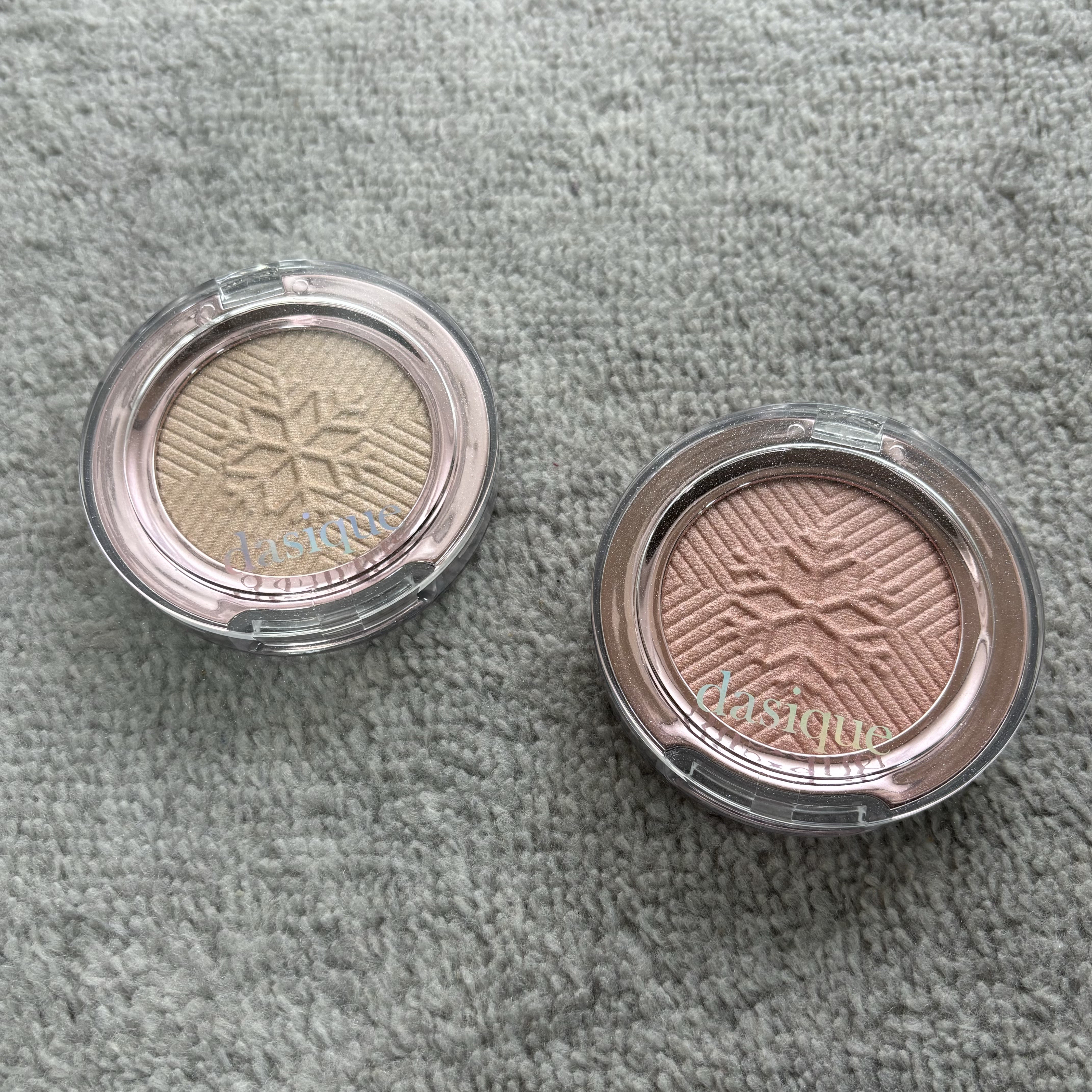 12月使用頻度が高かったコスメ 2

dasique
ハイライター
2020 ホリデーコレクション
全2種

冬に使いたいdasiqueのハイライト✨

ホリデーコレクションのアイシャドウパレット同様、
ケースがラメ仕様になってて可愛いです