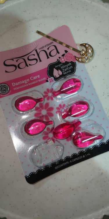Sasha ヘアビタミン ピンク（ダメージケア）のクチコミ「こちらはキャンドゥで購入したサシャのヘアオイルです。
こちらも、エリップスと同様で髪に艶を与え.....」（1枚目）