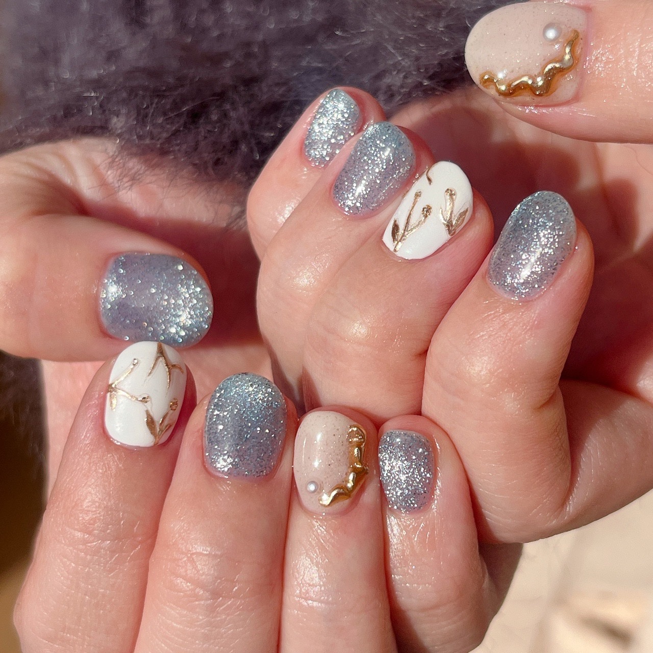 【冬ネイル❄︎】

こんにちは　ゆきたん　です✨

急に寒くなりましたね💦
昨日なんて都心でも雪が降ったり…

すんごい久々にネイルをやってもらいましたぁ！
やっぱり可愛い💕

水色のキラキラマグネットネイル✨
アナ雪みたいで可愛い😍