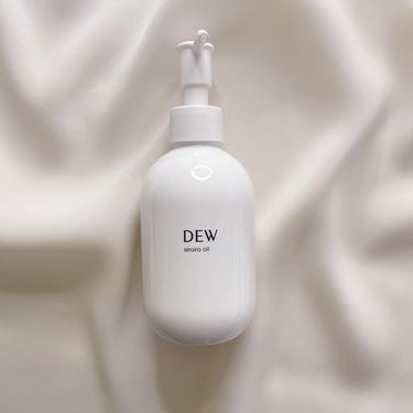 .
カネボウ DEW 白色オイル
.
〜ベタつかず、潤いを仕込める白色オイル〜
ヒアルロン酸を含む水のヴェールで濃密オイルを包み込んだ、ベタつかない白色オイル🧴
帰宅時、さっとコットンでふき取るだけで顔