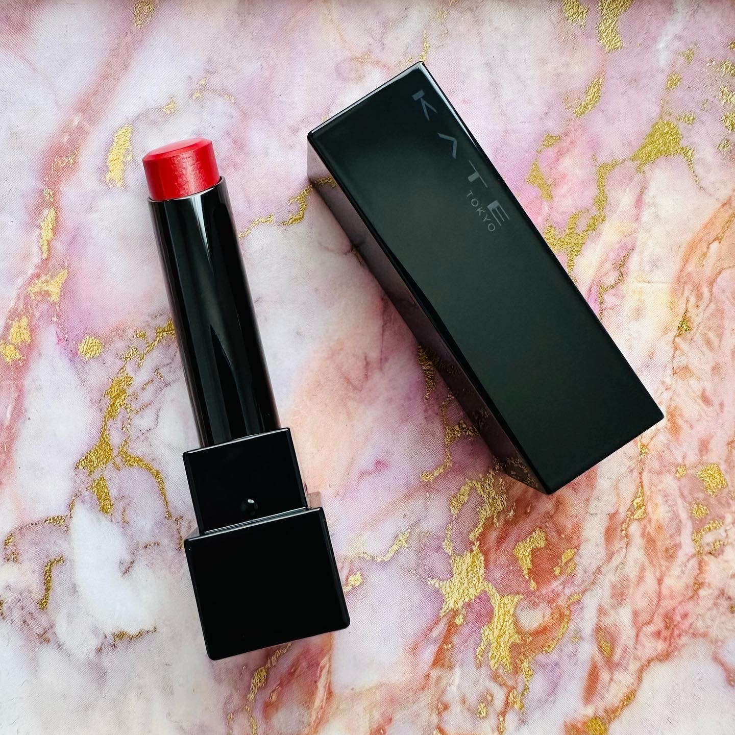 💄KATE
リップモンスター
105 日没後の情熱
1,540円/税込
💄
105と106は自力で捕獲💄
リプモン行脚は恒例になってきている🤔

105 日没後の情熱
朱っぽい赤でイエベ色だったな🤫🧡❤️
手持ちのカラーだと
0