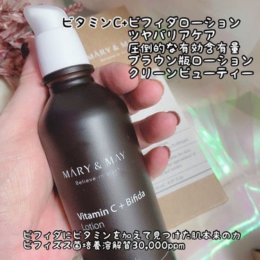 .
.
MARY & MAY
マリーアンドメイ

🤎ビタミンB5+ビフィダトナー
🖤 ビタミンC+
 ビフィダローション

刺激物は一切はいっていない
肌に塗る乳酸菌ともいわれる
ビフィズス菌培養溶解質入の
トナーとローション

トナーの方はビタミンB5
ローションの方はビタミンCが
入っている お肌に必要な
ビタミン入

ビフィズス菌培養溶解質入って
珍しくないですか？

またまた韓国から
新しいワードが入ってきました

トナーとローションを
一緒に使うとシナジー効果が
期待されるみたい

それから それぞに入ってる
ビタミン

🤎トナーの方に入っている
ビタミンB5は発見当時
火傷治療薬に使用されたほど
保湿剤として優れた効果を発揮し
水分不足による敏感症状時に
優れた保湿力と鎮静効果があるみたい
テクスチャーは 少しトロッとしていて
乳白色で中にツブツブが
入っているように見えるけど
コレが塗る乳酸菌なのかな？
とにかく塗ったあと しっとりします

🖤ローションの方に入っている
ビタミンCはシミケアに
効果的なのは有名
美白にも効くと言われてますよね
テクスチャーは
乳液なのにクリームのように
少しだけ硬め
だから保湿力も高い気がします

それから2つとも
香りがいいんです
とにかく香りがいい！

何の香りだろう？
ジャスミンのような
お花の香りが凄くいいんです🥰

この2つ この冬に大活躍してくれそう
ぜひ使ってみてください🤎🖤

 present by @jdtc.jp  @marynmay_of
#maryandmay #marynmay #bifida #ビフィズス菌トレ #ビフィズス菌  #ツヤ肌作り #ビフィダバイオーム #韓国コスメレビュー #韓国コスメ好きな人と繋がりたい #韓国スキンケアおすすめ #乾燥肌コスメの画像 その2