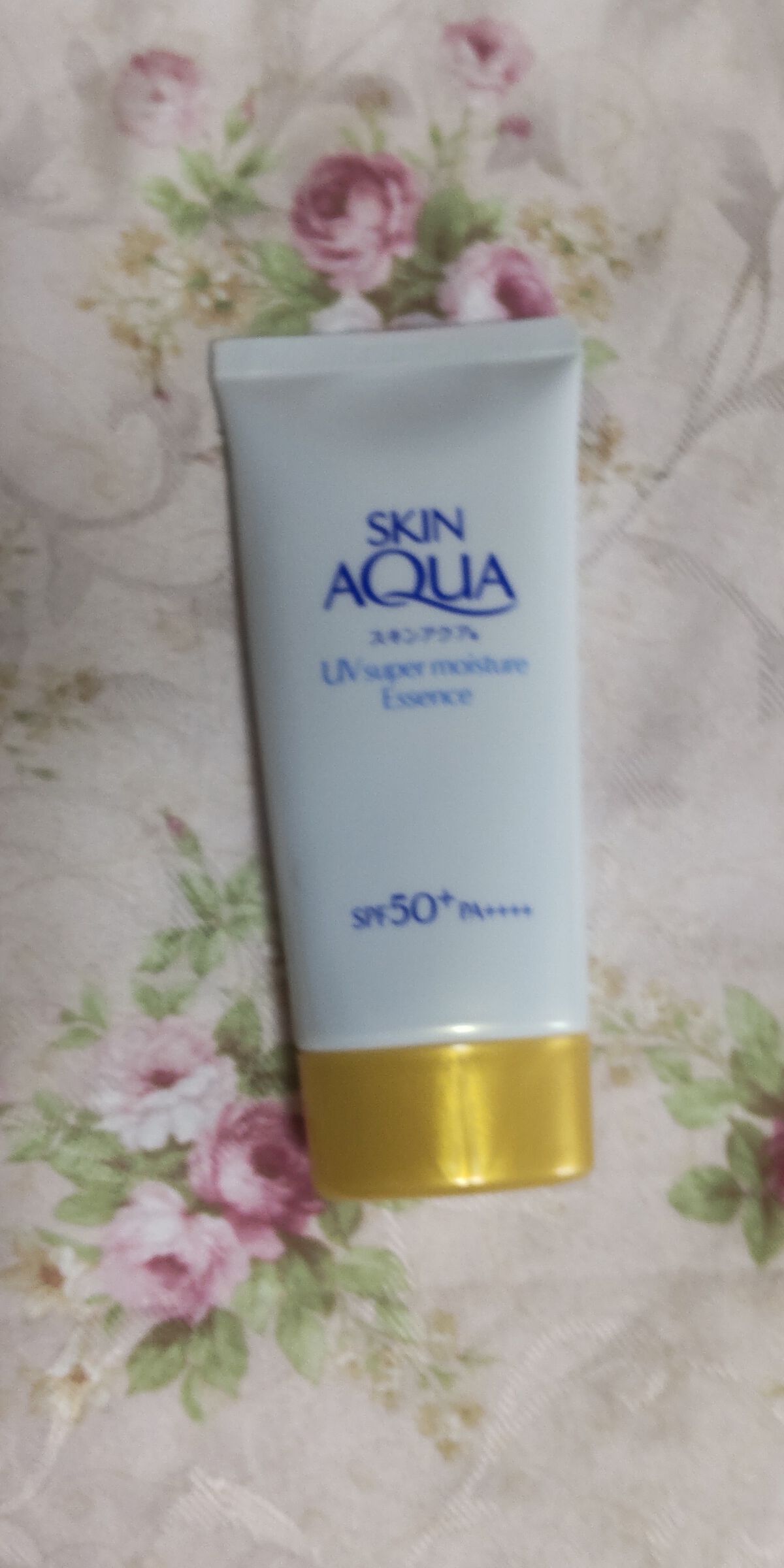 
愛用している日焼け止めを
ご紹介します。

ロート製薬　
SKIN AQUA 
スキンアクア
スーパーモイスチャー
エッセンスb
(顔・からだ用)

チューブタイプ
日焼け止めは
押すと使う量が
出しやすいと
気がします。
手にのせた時は