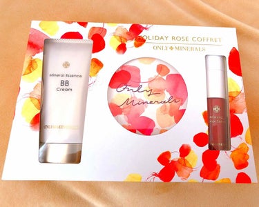  オンリーミネラルのHOLIDAY ROSE COFFRETが届きましたー！💕

 とっても可愛い！！

 今使っている商品が無くなったら使っていこうと思います。

#クリスマスコフレ 2019 
#o