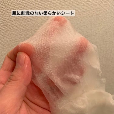 ルルルン
薬用ルルルン 保湿スキンコンディション

mimi tvさんのモニター企画にて
ルルルンさんからパックをいただきました！
ありがとうございます🥰

#提供_ルルルン #提供 

早速使ってみました！

正直、最近ルルルン(ピンク)使うとピリピリ⚡️
してあまりルルルンを使わないようにしてました🥲
年齢とともにお肌が今まで以上に敏感になってます😭

こちらのパックは敏感肌向けということで
刺激なく気持ちよく使えました！


とろーんとしたとろみのある美容液
シートにたっぷり染み込んでます🥰


シートが薄くてピタッと肌に密着してくれます！
美容液もとろみがあるので垂れづらくて
ストレスなくパックできました😊
個人的にシートの大きさが理想的でした🌸

15分〜30分放置と書いてあったので
今回は30分間パックしてみました！

30分だとやっぱり少し乾いてくる
頬の辺りが乾いてるなーと感じました
15分〜20分くらいがベストなような気がしました🙌

それでも使用後のパックを絞ったら
まだまだ液がたっぷり出てきました🙆‍♀️
　

パック後の肌はウルウルプルプル！
水分が補給されてみずみずしく潤った感じです！
浸透が早くてベタベタすることもなく気持ちよかった

肌はひんやりとしていて
赤みも引いて肌が明るくなる！
目に見えての実感があると嬉しい💓


このパックをしてニキビがすぐ治るような
即効性はないものの肌が落ち着くような感じがありました！刺激が少ないので敏感肌の方にもおすすめ✨

翌朝、肌の潤いそのまま保ってくれてて
乾燥知らずでした✌️

香りないので使いやすいかと思います！


またリピートしようかなと思うパックでした🥰



#ルルルン
#ルルルン_パック #薬用ルルルン
#パック #パック_ニキビ #パック_敏感肌 

の画像 その1