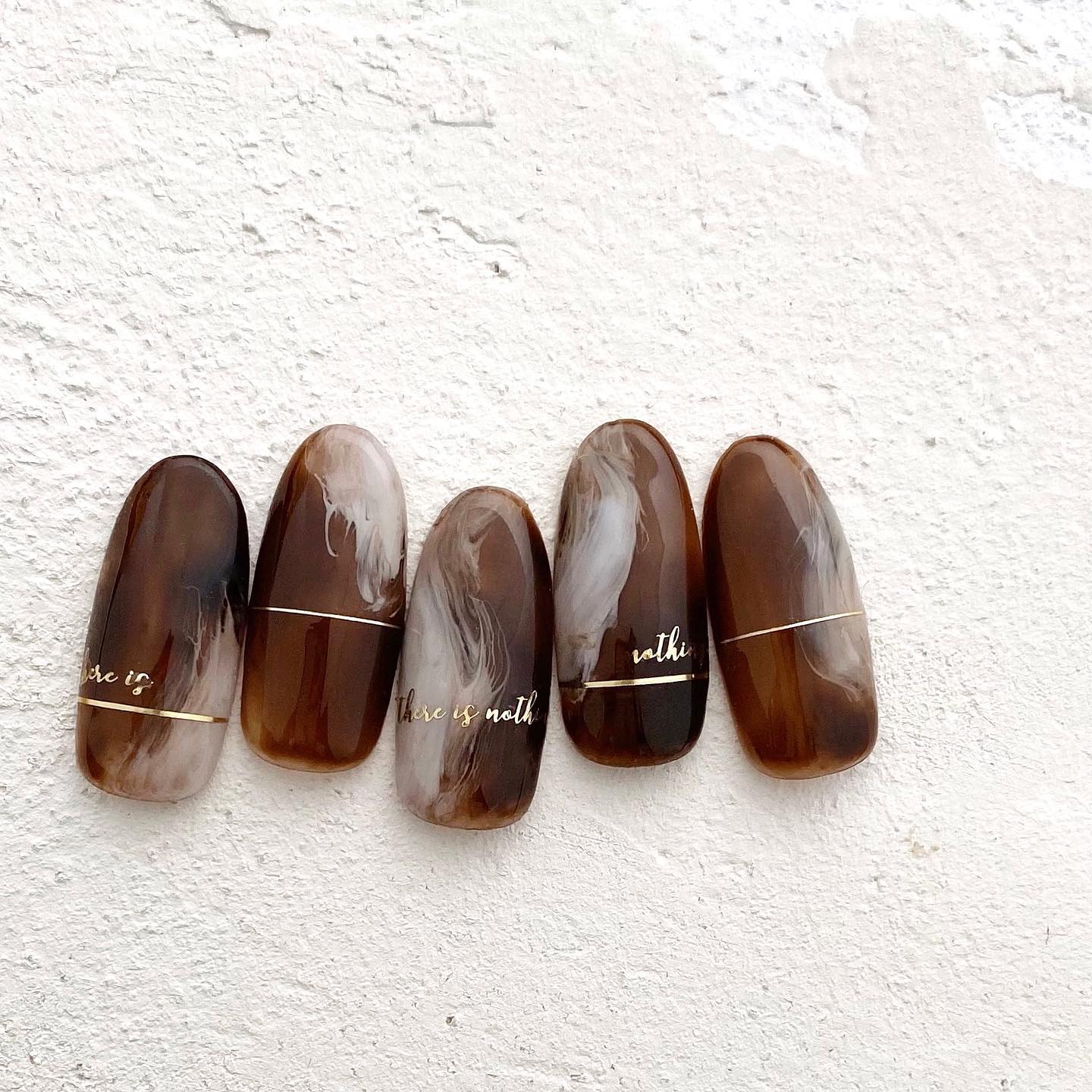 #ラテネイル,#カフェラテネイル,#ラインネイル,#コーヒーネイル,#ニュアンスネイル,#シャネイル,#秋ネイル,#ブラウンネイル,#トレンドネイル,#冬ネイル,#もやもやネイル,#女子ネイル,#上品ネイルのネイルデザイン