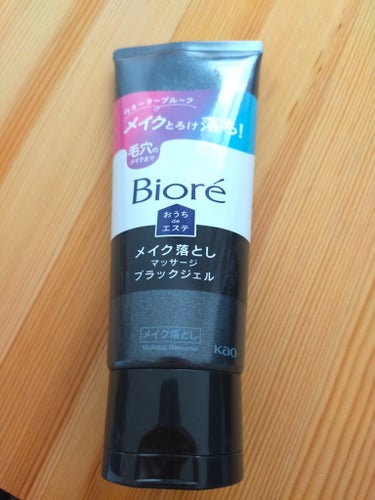 なんか合いませんでした…🥲
　

クレンジングはバーム派でいつもセルレで安くなっている物を調達してきているんですが、最近はなかなか合う物に出会えず、もう少しコスパも良くしたくなったのでジェルタイプに挑戦してみました💪🏻

気に入った部分は沢山ありますが、瞼が痛痒くなって赤く腫れたので星1にしています💦

クレンジング力も申し分なく、沢山入っているのでたっぷり使えて、摩擦感も無いという最高の使い心地でしたが、上記の症状が出たため使用を中止しました。

何が原因だったかはまだ不明なので断言はできませんが、別のクレンジングに変えたら症状がマシになってきたので、これが原因の1つだったんだろうなと思います。

それか、重い花粉症なので肌が敏感になっていた影響もあるかもしれません🤔

成分の写真(2枚目)も載せてあるので、肌の弱い方はそちらを確認してからご購入するのをおすすめします。

2月27日追記
こちらの使用をやめてからも、花粉の飛散が活発になる日中に外に出ると同じように瞼が痒くなったので、こちらが原因ではなかったかもしれません。
花粉のシーズンが終わる等で症状が緩和されたら、確認のためにもう一度使ってみようと思います。

#ビオレ #ビオレ おうちdeエステ メイク落とし マッサージブラックジェル #残念コスメ
の画像 その0