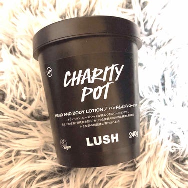 
LUSH/チャリティポット
240g  ￥2350(+tax)

いつもは通販で購入するのですが、
前まで使っていたお気に入りの
ワンス・アポン・ア・タイムの
販売期間が終了してしまったため
店頭に足