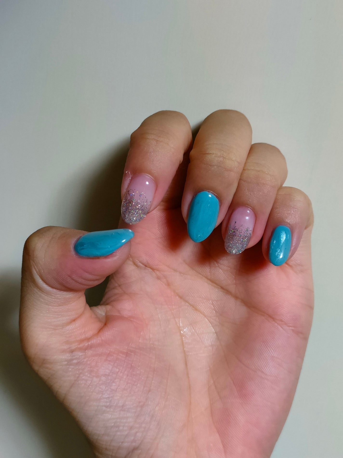 さっちゃん on LIPS 「夏ネイル💅鮮やかなブルーでニュアンス+ピンクラメ♡いつも淡い色..」(1枚目)