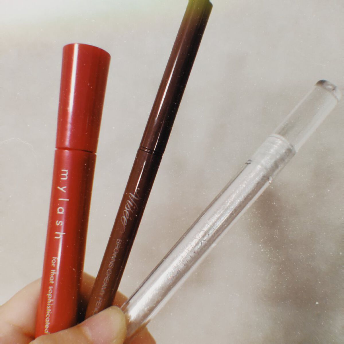 この前の投稿に載せ忘れたもの！
前回は良かったポイントまとめたので今回は好きじゃない点話します。

フーカルーアのグリッターはめっちゃ可愛いんだけど、どう頑張っても閉めるときに筆が曲がっちゃうの気になる😢
使いにくくなるほどではないから気