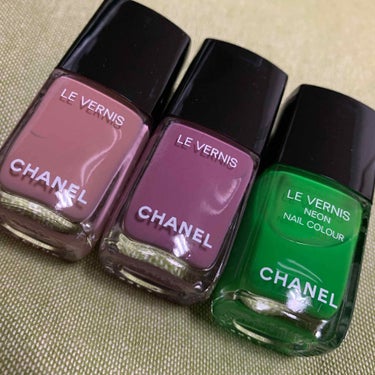 CHANEL
ヴェルニ ロング トゥニュ 
735 デイドリーム
739 ミラージュ
ファンタスティック


春コスメで1番気になったのがシャネルさん。
砂漠カラー(あれ？違ったっけ？)と言われてくすみ