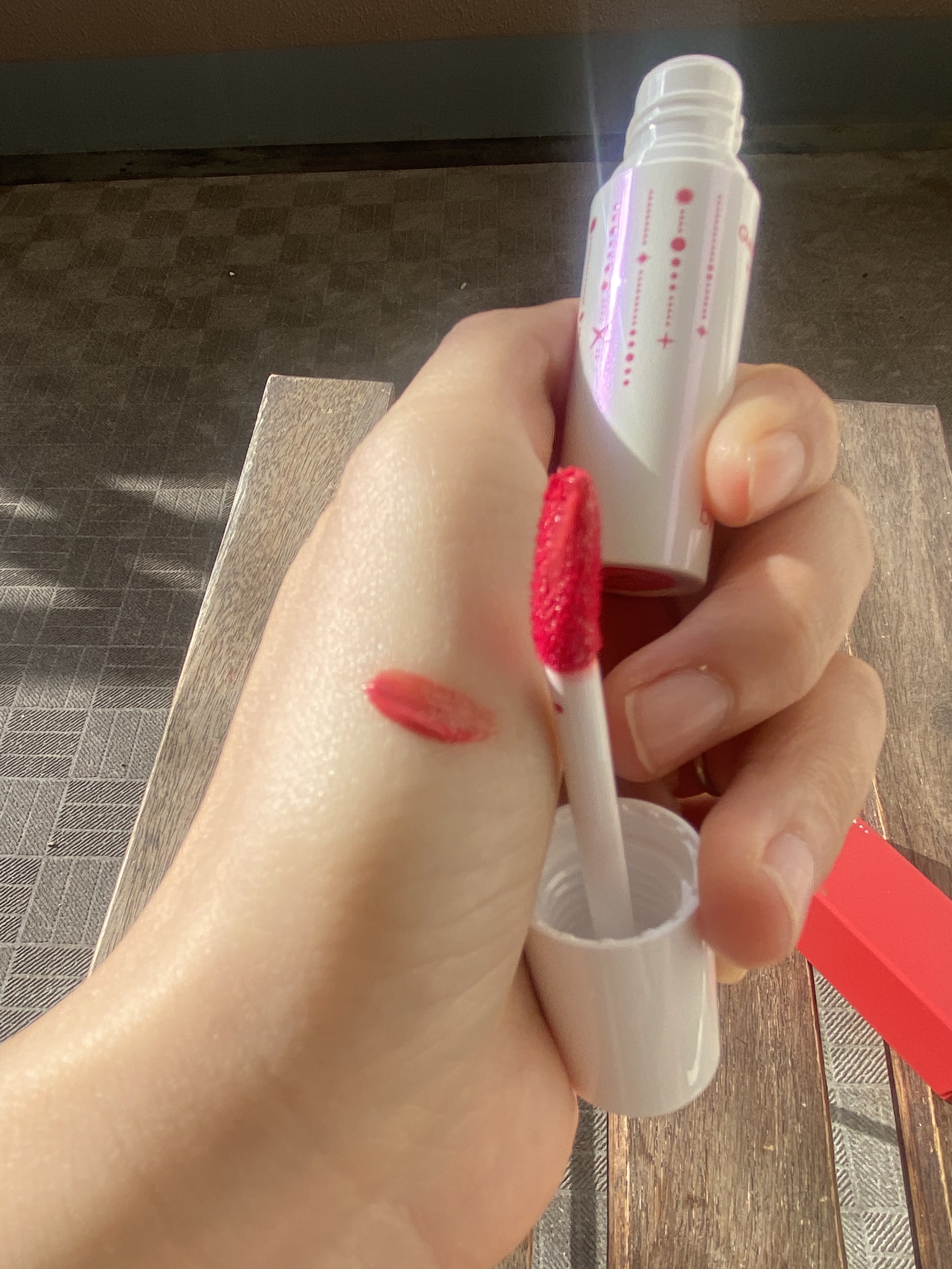 アンドバイロムアンド　グラッシーボムティント HL01 RED FLAKE/&nd by rom&nd/リップティントを使ったクチコミ（3枚目）