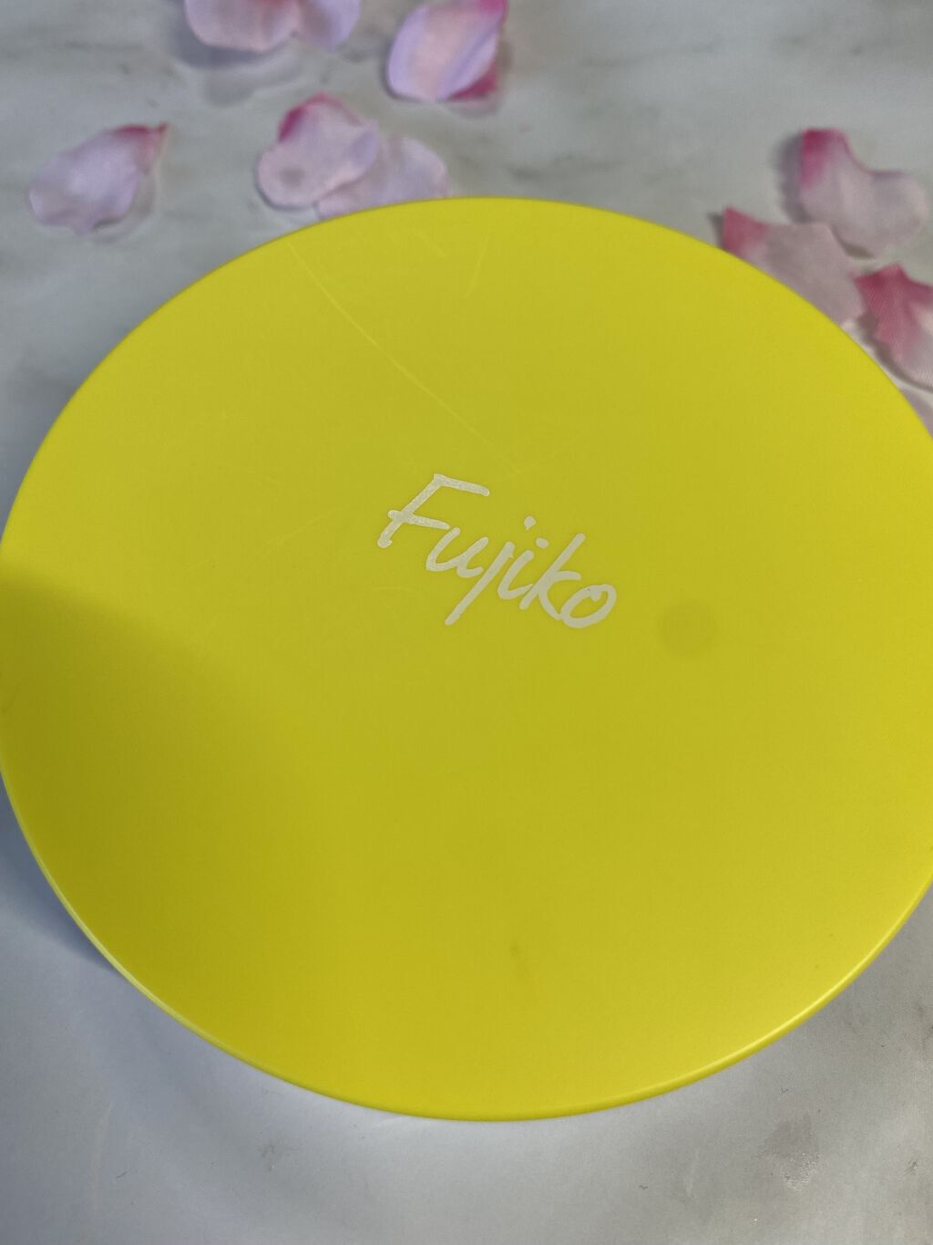 もう手放せないです😱

フジコあぶらとりウォーターパウダーを
お化粧直しに使っています

下瞼や小鼻がテカる
マスクでファンデがよれちゃった😭
って時に押さえています
強く押さえると水分が出過ぎちゃいますので
軽く軽く✨

【使った商品