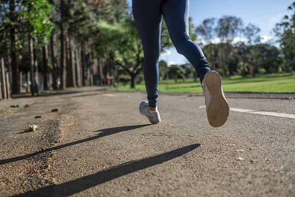 ダイエットや肥満予防のためにランニングする女性の画僧