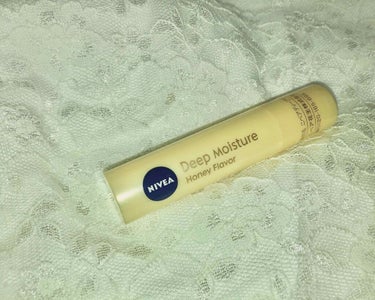 初投稿です⁎⋆*﻿

#NIVEA 
Deep Moisture Honey Flavor

周りでニベアのリップを使っている子が多かったので、冬に購入したものです！

塗ったらすぐに唇が潤って、保湿さ