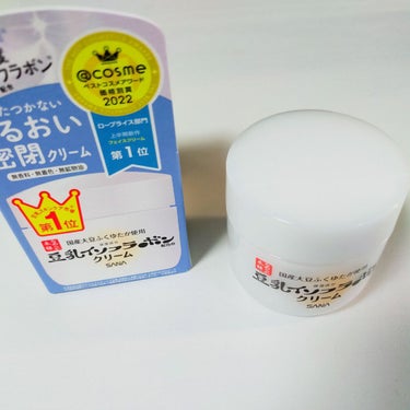 サナのなめらか本舗
豆乳イソフラボンクリームです。

スキンケアの最後にクリームが欲しくて買ってみました。
なめらか本舗はかなーーり前に乳液を買ったのですが、ベタベタ出し苦手！だったので流行った後もずっと買ってませんでした…。(シールだかに可愛い顔が描かれてたパッケージの時の。)
化粧品も進化してるし、塗った後ベタつかないというキャッチを見て久しぶりに買ってみました。

買って良かった！！！！

とにかく使い勝手が楽。
朝用マスク→このクリーム
化粧水→マスク→(乳液、美容液)→このクリーム
など……
楽したい時も、しっかり保湿したい時も、こちらのクリームがあれば楽✨

肝心のベタつかなさですが、ちょっとペタつく部位もありつつ、しっとりの範囲。
保湿されてるのにサラサラした肌触りなので、気に入りました。これはまた買いたいなあと思います。
サイズは小さいですが、中身の伸びがいいので減りづらい。最高です。

#サナ
#なめらか本舗
#豆乳イソフラボン
#クリーム
#正直レポ 
#プチプラの画像 その0