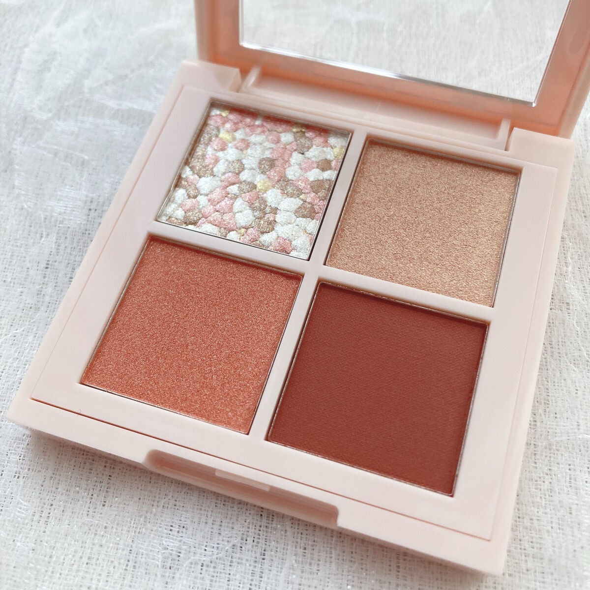 レブロン ダズル アイシャドウ クアッド/REVLON/アイシャドウパレットを使ったクチコミ(3枚目)