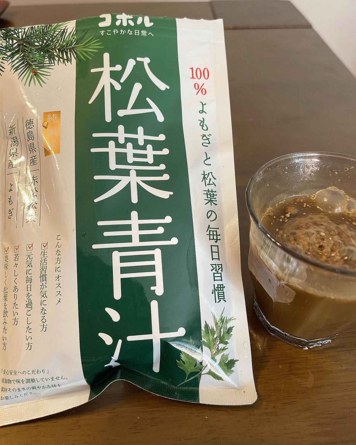 コボル　松葉青汁
お試ししました！

松葉にヨモギとからだにいいもの
入ってます、色味は
茶色っぽく漢方のような
香りがしましたが
苦味はなく飲みやすかったです！

@cobolshop_official 
#コボル #松葉青汁 #松葉 #