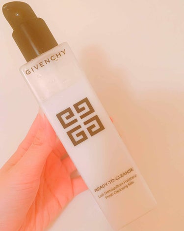 GIVENCHY
レディ トゥ クレンズ ミルク

｡*⑅୨୧┈┈┈┈┈┈┈┈┈୨୧⑅*｡

久しぶりのGIVENCHYのミルククレンジング
リューアル？前のクレンジング使ってたけど、
唇がピリピリした